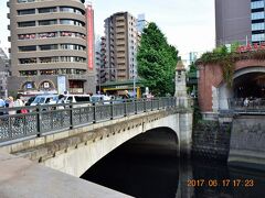 神田川の対岸からレトロな橋を撮影。