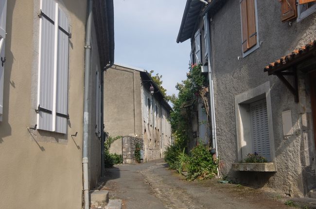 軍隊を連れ帰る時、兵士達の町を造り、その兵士達はコンヴェーヌとよばれて、当時3万人にのぼったという<br />