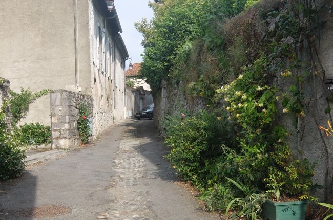 409年にはヴァンダル族に破壊され、人々は市壁の中に移る。その後、西ゴード族、フランク族の手に渡りローマの施設は破壊されてしまったという～<br />（以上、パンフレットより）