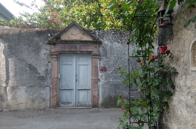 この石の壁にして、この門・扉！　手前には枯れた薔薇。<br />これだけでも絵になりそう～<br />作曲家、アンリ何とかが住んでいたらしい～<br /><br />
