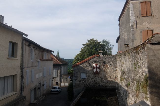 何のための貯水なのかわからない、が壁には紋章のついた盾