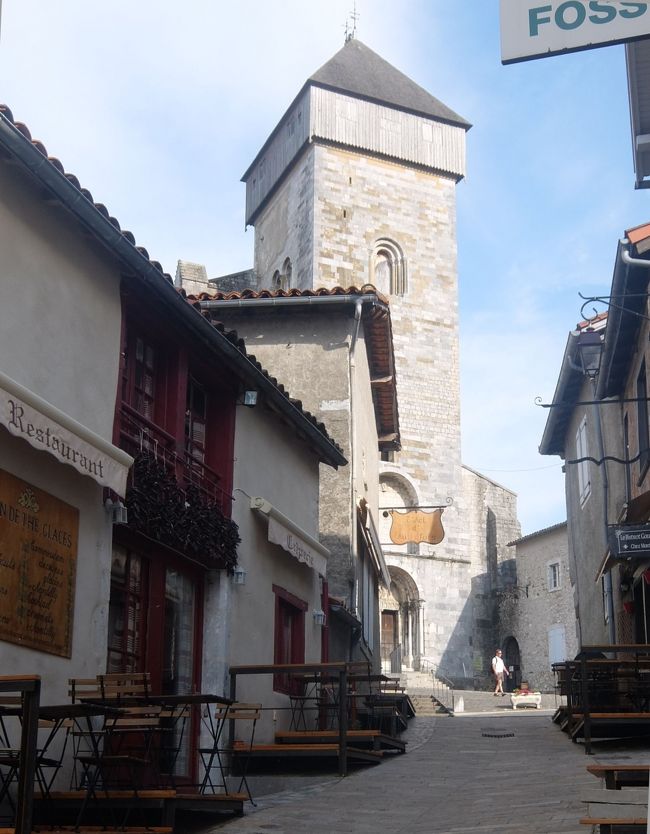 暮れゆく陽を映した大聖堂の鐘塔<br />サン・ベルトラン・ド・コマンジュの大聖堂は、いろんな建築様式がその痕跡を残していることで知られている～<br />サン・ベルトランの建設による、ロマネスク様式のタンパン、回廊、<br />ゴシック様式の身廊は教皇クレメンス5世の時（14世紀初め）、そして、16世紀半ばには教会内部がルネサンス様式で構成されたという。<br />