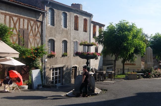 翌朝、ホテル傍の土産物屋さんが、共同井戸のポンプを使って開業の準備～