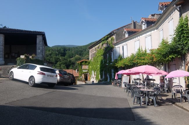 17時にはコマンジュの村に到着～　ホテルは大聖堂の目の前。<br />昼食抜きなので、まずはホテルの前のカフェでケーキセット～<br />（ホテルの写真は、翌朝写したもの）<br />