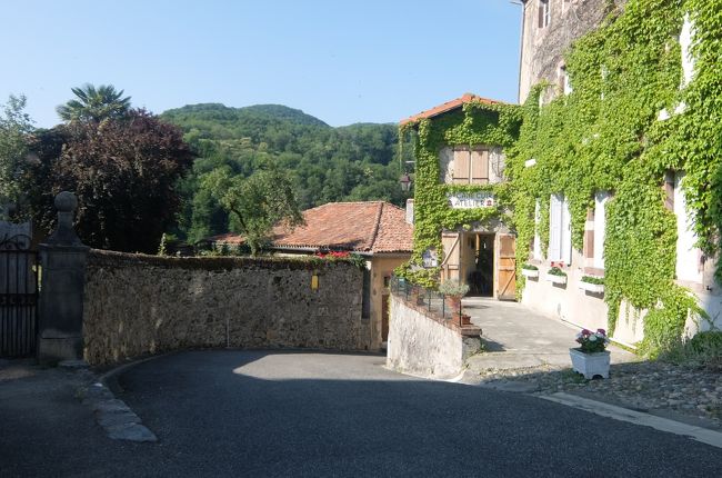 正面に見える小さな家は革細工やさん～　覗かなかったなぁ～～