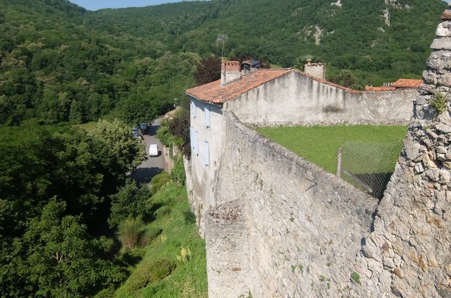 庭にでてみて・・片側は急な傾斜の上に大聖堂が建っているのがわかる。