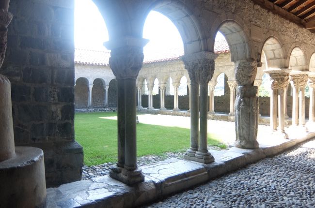 回廊に。あぁ～思ったより小さい～　しかも明るい～