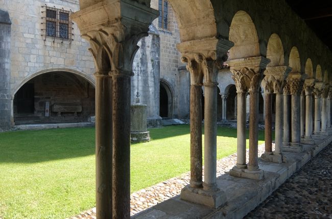 二列の柱が並んだ柱頭飾りはやはり唐草模様が大半<br />山からの風雨、雪に10世紀近くも晒されて・・<br />