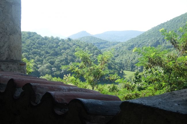 外を向いた回廊の窓（？）から覗き込んだ山々