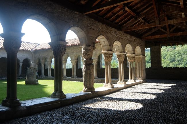 この西側面の中央の柱が、この回廊のハイライト！<br />