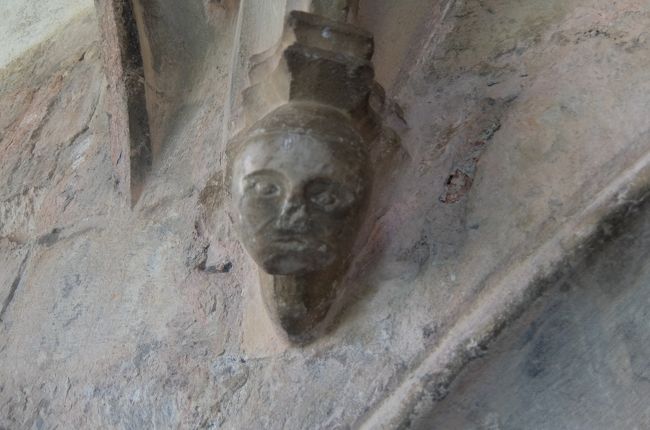 この様な壁、柱にユニークで微笑ましい彫像がところどころに・・・