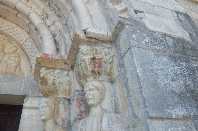 人物柱の上の部分の彫像も魅力的。これらは、皆彩色されていたようで・・<br />さぞかし迫力があっただろうなぁ～<br />