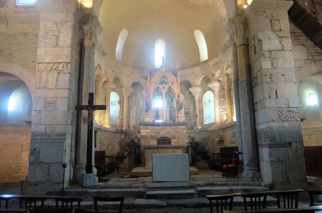 中にはいると、一応三廊に別れている。<br />柱が、彫られた石によって積み重ねられ、その石もマチマチなのが、<br />素朴で伝わってくるものがある。<br />