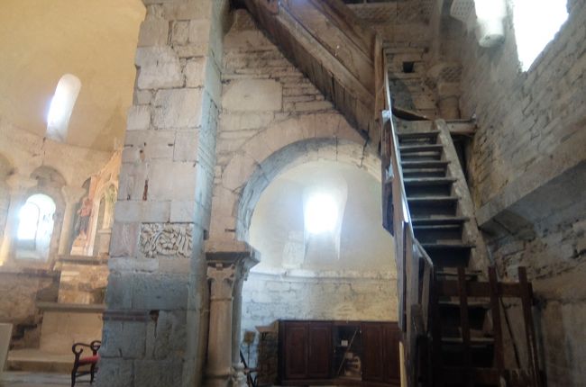 木製の急な階段がチャペルの片隅に。鐘塔にでも繋がっているのか？<br />