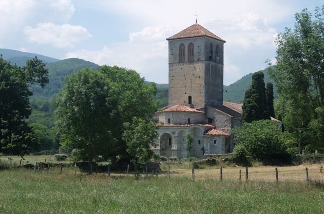 ヴァルカブレール聖堂は入り口の面だけみて帰ってはいけない！<br />この角度からみなくっては！<br />正直、正面だけみた時は力が抜けてしまったよ。<br /><br />自然の中に、歴史の中に、後背の変化に富んだ丸屋根の連続に赤い屋根を頂いた<br />四角の鐘塔を目にすると粛然たる思い・・<br />