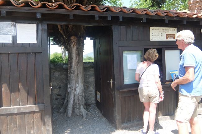 この町には、丘の下にもう一ヶ所見どころのロマネスク寺院が・・<br />こちらは、入場に料金がかかって。　<br />