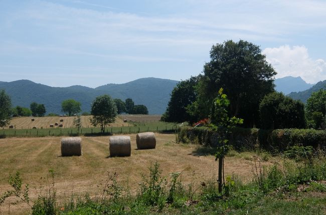 丘の上の大聖堂と、下のヴァルカブレール聖堂の双方が見えるスポットを探し、<br />車で周辺を走る～<br />何の変哲もない風景が特別な景色に思える瞬間<br /><br /><br />