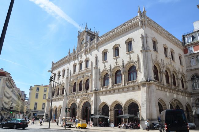 私は朝食もパスして寝ていましたよぉ(笑)<br /><br />11時くらいにホテルの部屋を出てとりあえず歩く！<br />どこかでブランチしようということになり・・。<br /><br />これはロシオ駅。