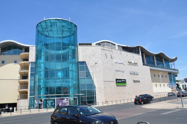 ロカ岬やシントラへ向かうバスターミナルはこのモールの1階にある。<br />駅の正面ではなくて裏手にあるのでご注意を！<br />私たち、「駅からすぐのショッピングビルにバス乗り場がある」というネットの記述を見て、ひたすら駅正面を探しまくり・・かなりの時間ロス。<br />確かに、駅のすぐ近くだけど、”裏手”。ここがとても大切！(笑)