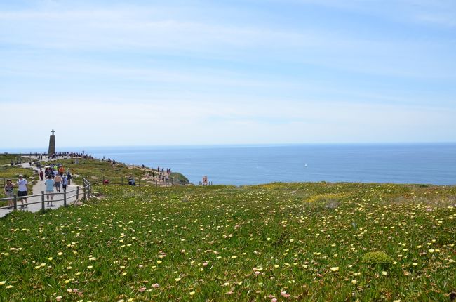 カスカイスからバスで50分くらい。・・乗っていて「ほんとうにロカに行くのかな？」と不安になるくらいに長かった(笑)<br /><br />ユーラシア大陸最西端ロカ岬に立つ！<br /><br />連日、お天気に恵まれて幸せ。