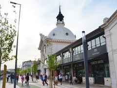 カスカイスからリスボンに戻ったのは18時過ぎ。
11時過ぎにマックで軽く食事をしただけだったのでお腹ペコペコだった。

この日はインディアンレストランに行くつもりだったけれど、1分でも早く食事をしたくて、シントラ線発着駅のカイスドソドレからすぐのリベライ市場に行きました。

市場という名前ですが、フードコートですね。
まだできてから数年ということもあってとてもきれいでおしゃれ。