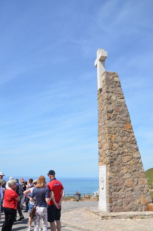 この石碑の前で写真を撮っていたら、「後ろにスリがいたりするから気を付けて」とカタコトの日本語で言われた。　ドイツ人のツアーを引率していたガイドさん。