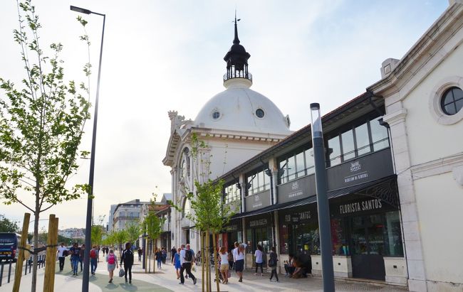 カスカイスからリスボンに戻ったのは18時過ぎ。<br />11時過ぎにマックで軽く食事をしただけだったのでお腹ペコペコだった。<br /><br />この日はインディアンレストランに行くつもりだったけれど、1分でも早く食事をしたくて、シントラ線発着駅のカイスドソドレからすぐのリベライ市場に行きました。<br /><br />市場という名前ですが、フードコートですね。<br />まだできてから数年ということもあってとてもきれいでおしゃれ。