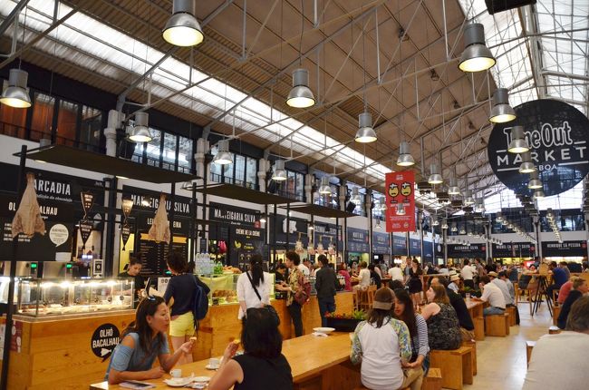 ポルトガル料理に飽きていたので、アジアン料理のお店でパッタイを、ローストチキンのお店で、ハーフポーションのチキンを購入。チキンはケイジャンソースをチョイス！<br /><br />フォトジェニックな小洒落たお料理を出すお店も多かった！<br />だけど、私はそんなことはどうでもよくて(笑)　とにかくポルトガル料理のテイストとは違うものが食べたかった。<br /><br /><br />