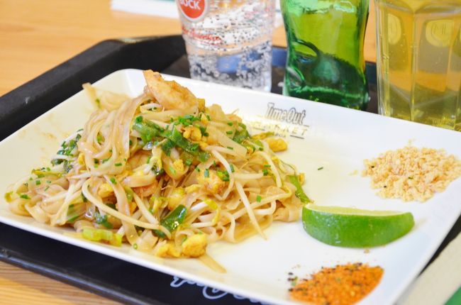 パッタイ。<br />なかなかちゃんとしたものだった。<br />あとで少し列ができていたので、人気なのかも。<br /><br />ただし、メニューの中の半分くらいが”売り切れ”（ほんとかな？(笑)）で、チョイス少ない。