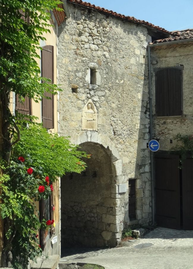 Porte Majou という門を出て、丘の大聖堂を後にし、下の町にむかう。