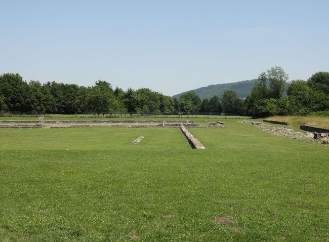 その側は、ガリア・ローマの遺跡<br />古代ガリア・ローマの首都として、広場、浴場、劇場があったという場所。<br />多民族の侵入で、丘の集落に移ってしまったのだが・・