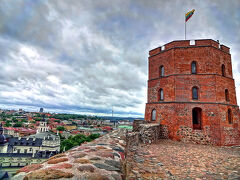 リトアニアの国旗がはためく、丘の上のゲディミナス塔。

14世紀に丘の上に城が築かれ、「上の城」と呼ばれていたが19世紀に帝政ロシアによってその大部分が破壊され、現在は監視塔として使われていたゲディミナス塔のみが残っている。