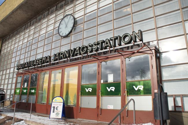 やれやれ。なんとか間に合いました。トゥールクの駅入口です。<br /><br />10：00の待ち合わせに46分遅れで、タクシーが来ました。雪のせいで遅れていたそうですが、トゥールク駅には20分弱で、11：03には到着しました。<br />予約したインターシティは11：30発なので、もう安心です！<br /><br />