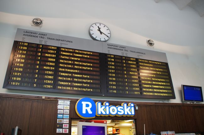 駅構内の掲示板。たくさんの電車が行き来するんだなあ。