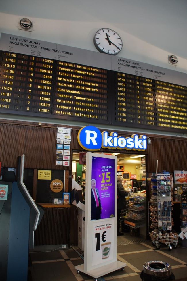 掲示板の下には、キオスク。<br />こちらのキオスクで、フィンランド型のマグネットや、電車で食べる軽食を買ってきました。