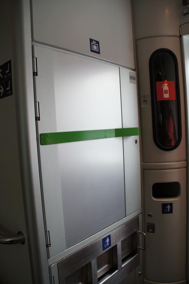 電車内には、スーツケースも入れられる大きなコインロッカーがありました。どの車両にもあるというわけではなく、しかも、席と席の感覚も狭いので、皆さんは、どこに大きい荷物を置いていらっしゃるのか不思議でした。<br />よく調べてから行けばよかったな。。。<br /><br />このロッカーは、50セントを預けてカギをかけられるタイプのものですが、往路で50セントが手元になくて、社内販売のスタート地点で水を買ってコインを作ったりして大変だったので、キオスクであらかじめ50セントを作っておきました。