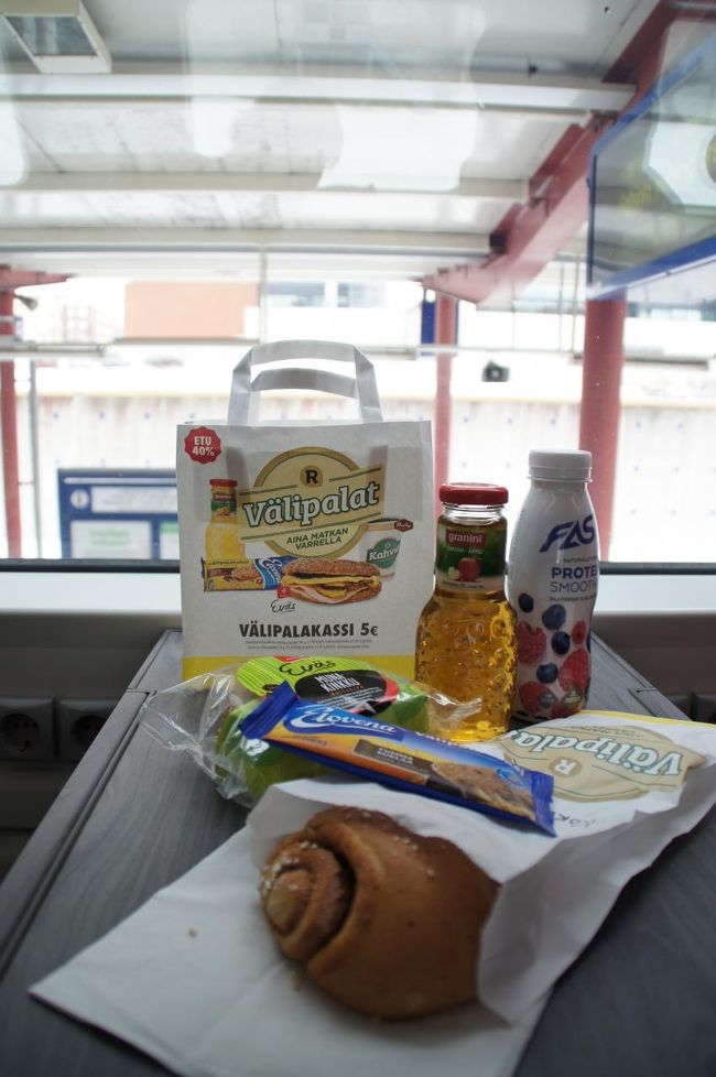 キオスクでは、お土産にマグネットを購入したほか、この紙袋に入った5ユーロの軽食セットも手に入れました。コルヴァプースティ（シナモンロール）が美味しかったです(^^♪<br /><br />まだチェブチンが幼いのでチャレンジしませんでしたが、探せば、一般家庭で作るコルヴァプースティのお料理講座などもあるそうですね。興味があります！アメリカ式の（？）シナモンロールも好きですが、表面がツルッとしていて、手が汚れにくい北欧式のシナモンロールは、もっと好き。もっと食べておけばよかったな・・・。