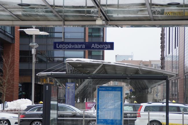 ここ、どこだ？<br />どこで乗り換えればいいんだ？？<br /><br />周りに人もいなくなってしまい、目の前には、葉巻をくわえてサングラスをかけた、いかついお兄ちゃんしかいなくて、「どうしようかな～」と迷っていたら、そのいかついお兄さんが「大丈夫？助けようか？」と英語で話しかけてくれました。スマホで色々調べてくださり、乗り換えることに。フィンランドの方は優しい方が多いなあ。電車で去りながら手を振ってくれるのですが、去りつつも「大丈夫かなあ・・・」と心配そうな表情をされていて、最初に「怖そうだな」などと思ってしまったことを反省しました。<br />