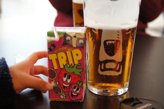 免税手続きをしたり、チェックインしたりして、最後にカフェを探して、ようやく上階のArctic Barに席を見つけました。<br />最後にKarhuを飲んで、まったり。<br />「楽しかったなあ～」「Karhu、美味しいな～」なんて、余韻を楽しみました。いい時間。<br />バーだけど、子ども用のパックジュースも2.5ユーロで置いてありました。ビールは、9ユーロ。