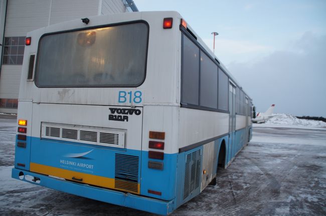 まったりし過ぎて、うっかり出国審査の存在を忘れるところでした。<br /><br />「いっそげーーーー！！！！！！！！！！」<br />あら、結局、走ることになるんかい。<br />搭乗口からはバスで移動するので、30分前に着いたらギリギリです。<br /><br />VOLVOだー(^^♪