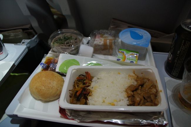 豚肉の生姜焼き？お蕎麦がついてて、嬉しい～♪機内食も満足。