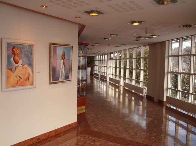 レストランに続く通路は、ギャラリーみたいに。