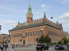 部屋でグズグズしていると寝てしまいそうなので、すぐに外に出ることに。
それでなくても今回の旅行でのコペンハーゲン滞在時間は少ないのです。

まずは市庁舎へ。