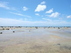 おなかが満たされたところで佐和田の浜へ

1771年に島を襲った明和の大津波によって運ばれてきたという大岩がゴロゴロしている不思議な風景