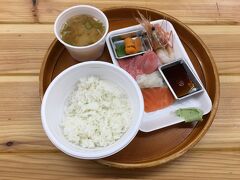 釧路市内を通るので、和商市場によって勝手丼を食す。
ブドウエビやキンキとか、普段見ることないのもあったな。
ブドウエビは高級すぎるので写真のエビは別物やけど。