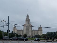 スターリン建築の一つ　モスクワ大学本館
かつては日本の東大と同等だったそうですが、現在は金持ちの子供が通うようになり学力低下が著しいそうです（現地ガイド弁）。


世界ランクも41位まで後退したと嘆いていました（笑）