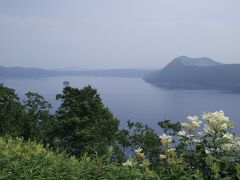 ☆Hokkaido-Mashu lake★

「摩周湖」
翌朝、天気予報は雨の予報やったけど、予報に反して空は晴れていて、これはとばかりに、とりあえず猛ダッシュで摩周湖へ。第1展望台へ到着。軽くモヤってたけど、晴天に恵まれた摩周湖。１５年以上ぶりの摩周湖。霧の摩周湖と呼ばれるけど、今のところ二回連続で晴れたことになったな。