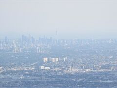 機上から眺めるトロントタワーです。
帰国時は、上空がもやっていてトロントタワーは見えませんでした。

今回は、羽田空港からトロント空港経由のエアカナダでキューバのハバナ空港へ行きました。