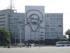 新市街にあるホテルから海岸沿いにあるマレコン通りを通って旧市街へ行きました。
ハバナ市内観光は革命広場の見学からです。
郵政省のビルにはカミーロ、内務省のビルにはゲバラの肖像がありました。

http://4travel.jp/overseas/area/latin_america/cuba/habana/kankospot/10528843/tips/12755855/