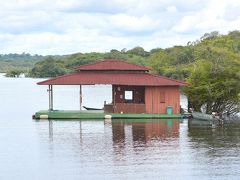 【ホテルAmazon Ecopark Jangle Lodgeの船着き場】

ここは、ホテルの敷地に入る「不審客」をガードする為のポルタリア（守衛場）...犬が放し飼いになっていて、毎回、出入りの度に吠えまくります～

ちゃう、ちゃうっつて....わてら宿泊客だっちゅう～～の～～！